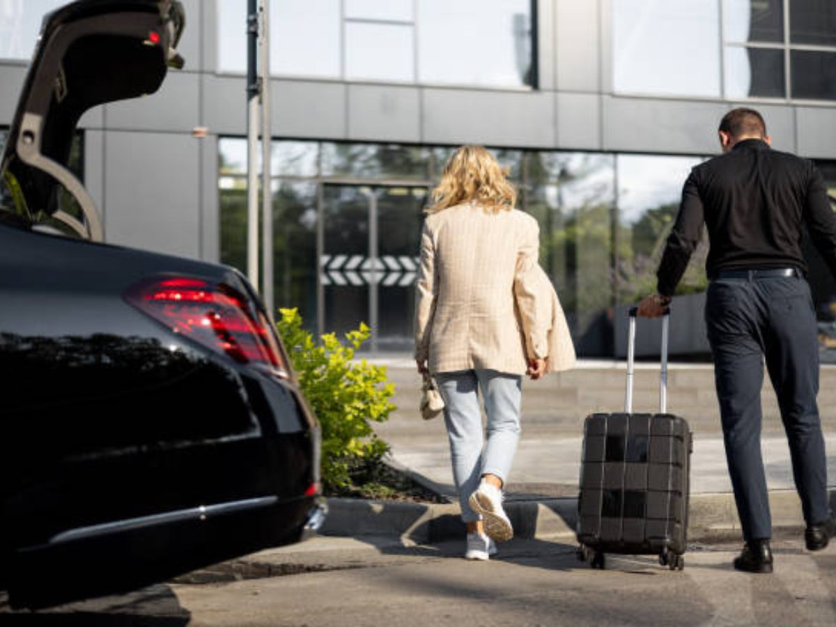 Gatwick Airport Pick Up Chauffeur Service Pick Up From Gatwick Airport And Drop Off Where you want across UK