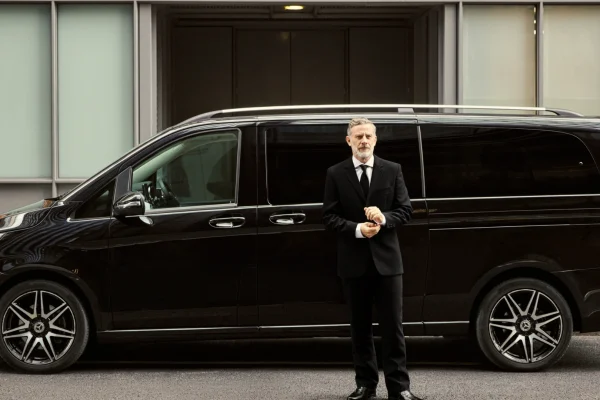 Best Private And Luxury Car Service In Ealing - Chauffeur Service In Ealing, UK - Mercedes V Class Chauffeur